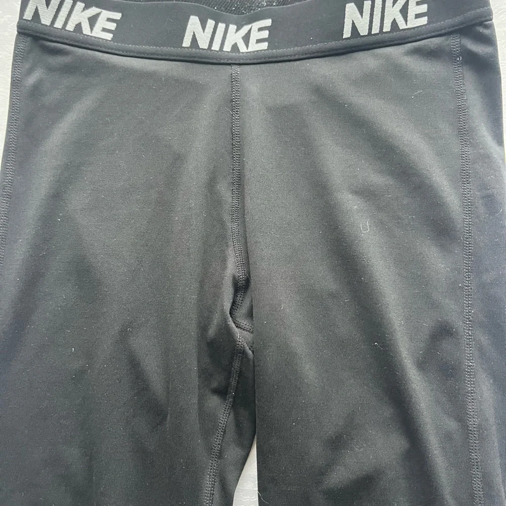Nike Kids Black Athletic Bottoms capris size xl